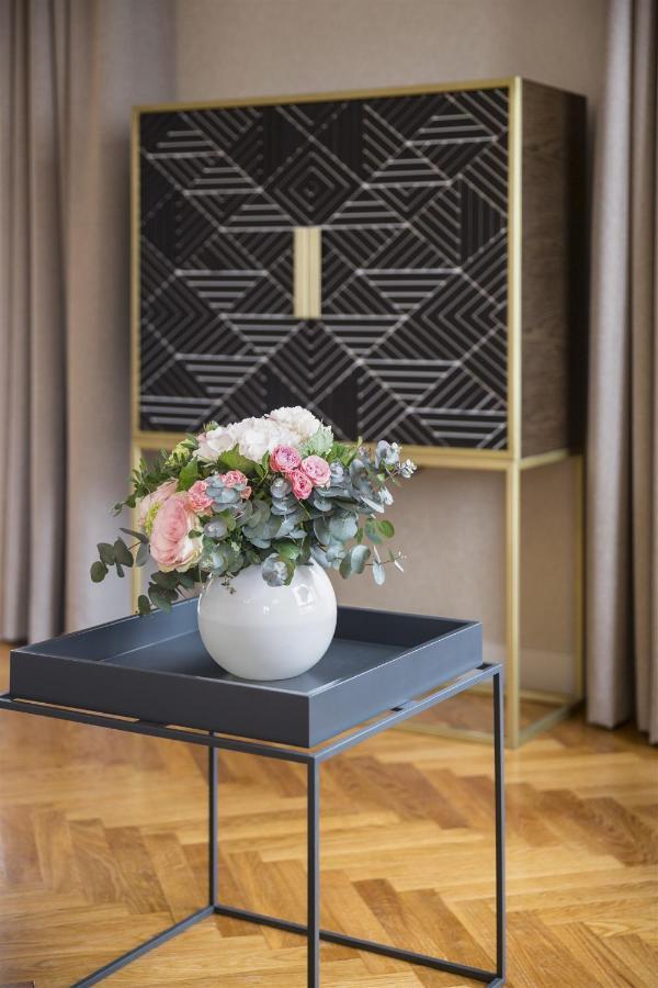 Executive Suite,1208539813:JPEG