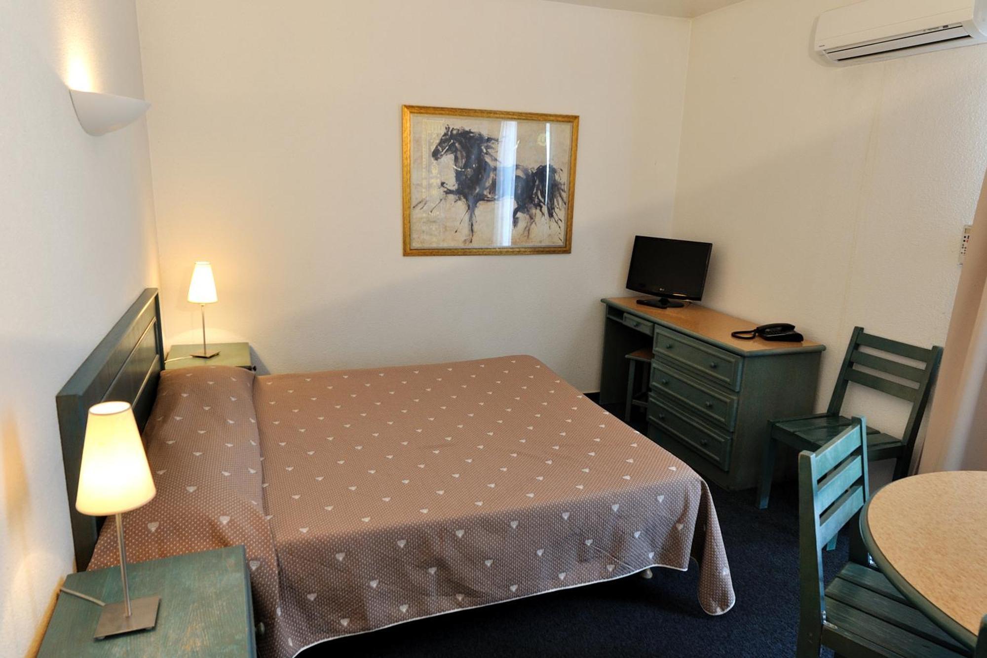 Economy Studio (3 Adults),1273697947:JPEG