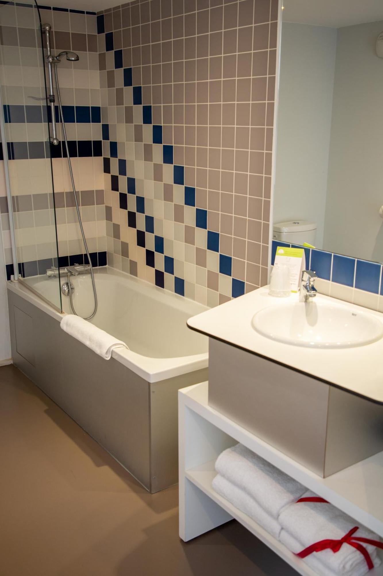 Studio (2 Adults),1273869511:JPEG