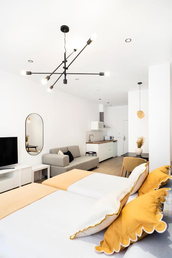 Studio (2 Adults),1469984192:JPEG