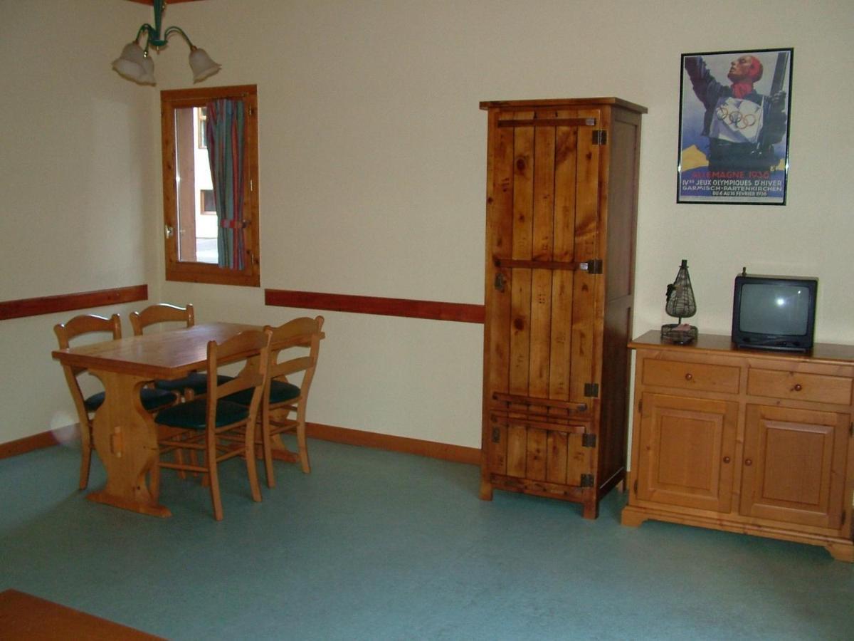 Studio (4 Adults),1479963083:JPEG