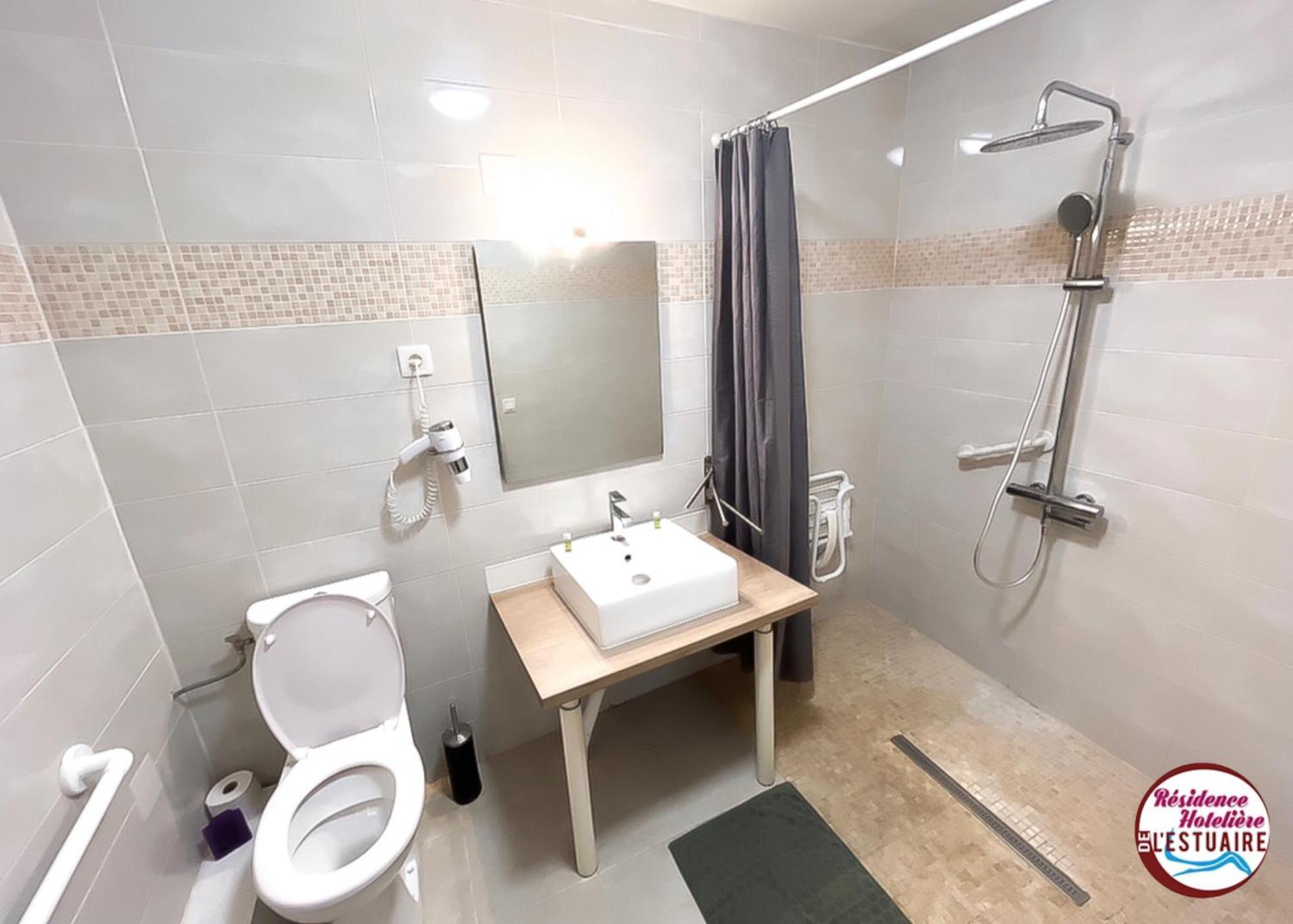 Chambre Double ou Lits Jumeaux - Accessible aux Personnes à Mobilité Réduite