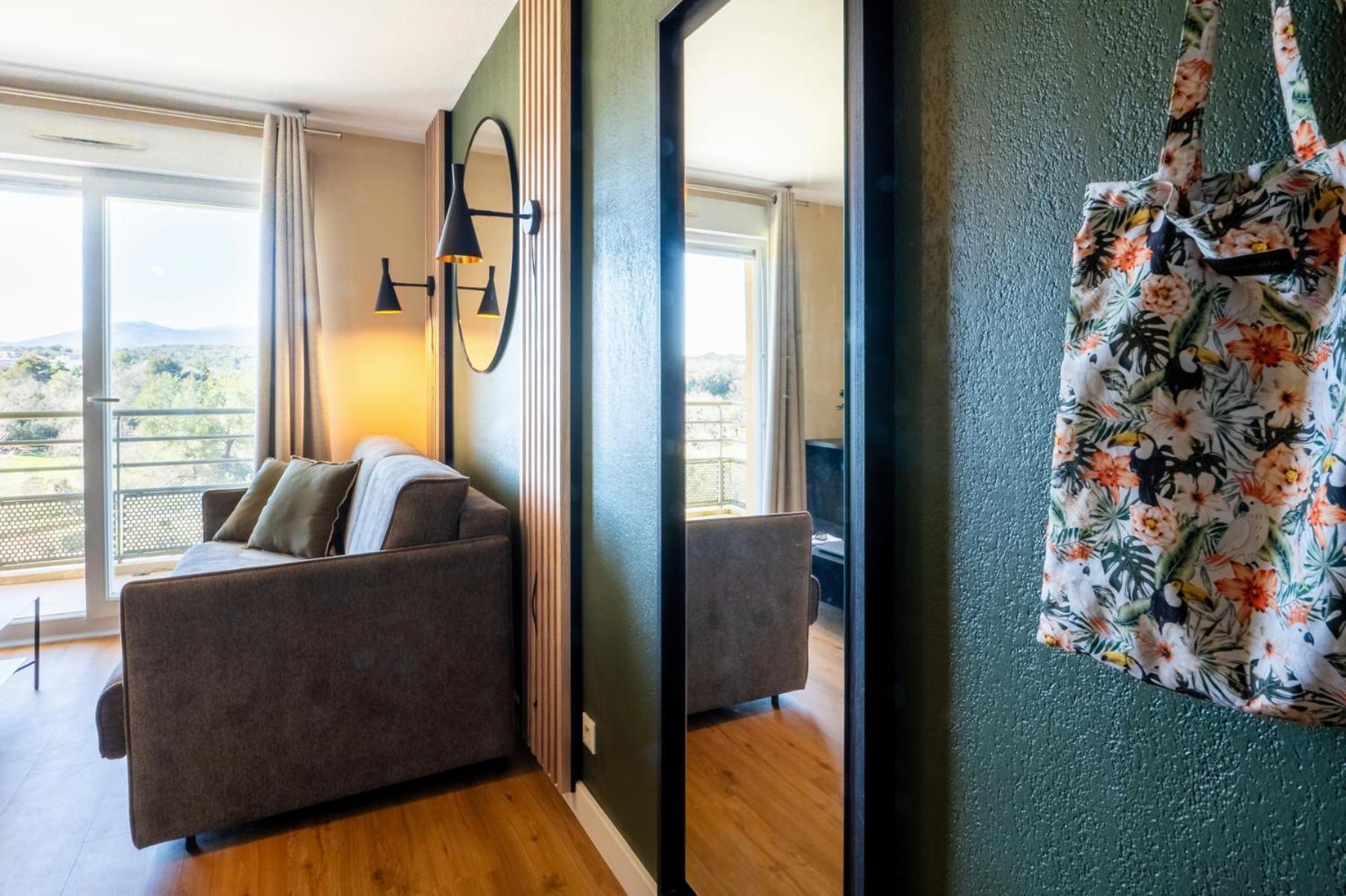 Superior Apartment with Pool View,1571270915:JPEG