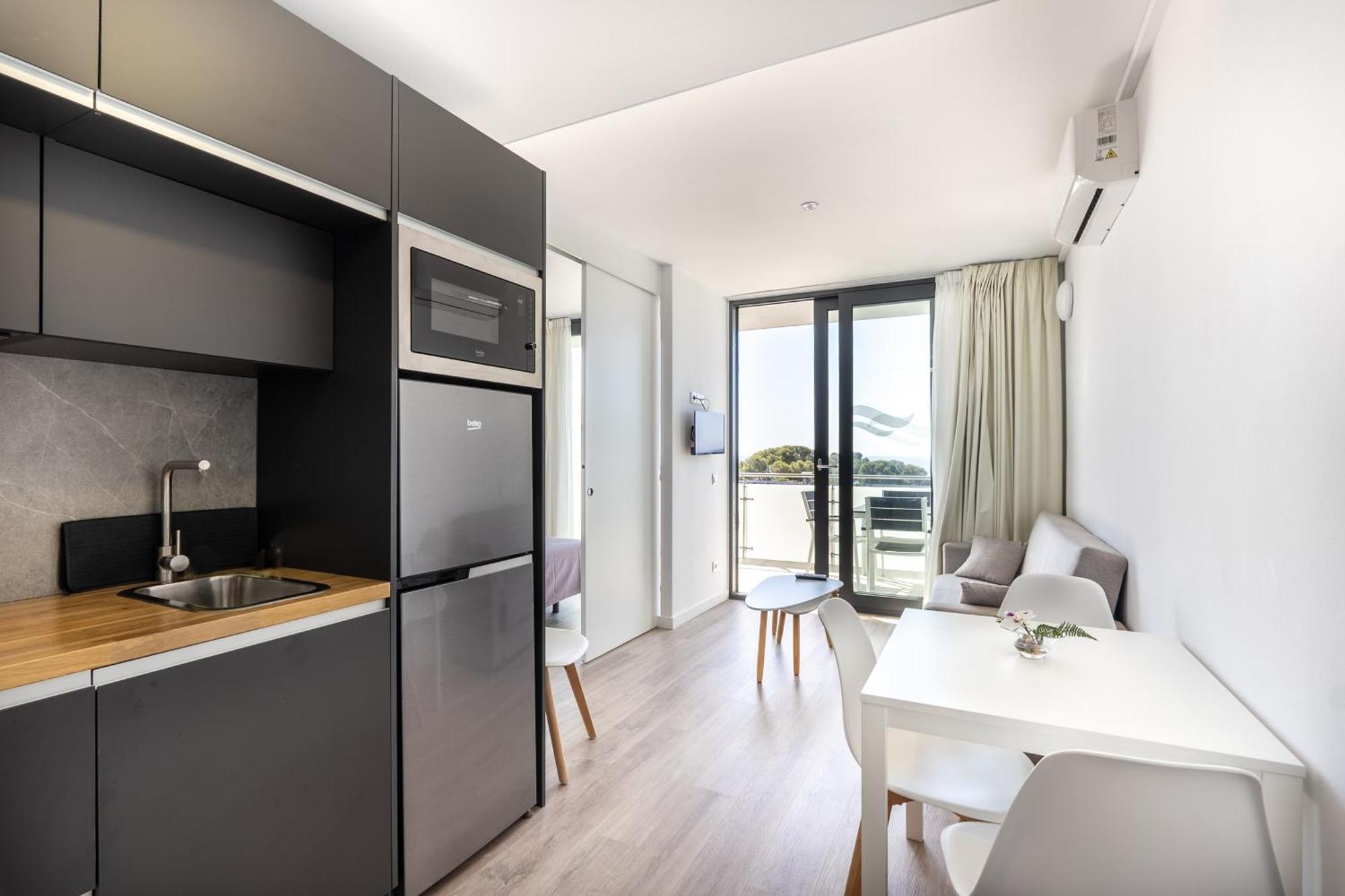 One-Bedroom Superior Apartment  (2 Adults + 2 Children) up to 10 years old,1615648477:JPEG