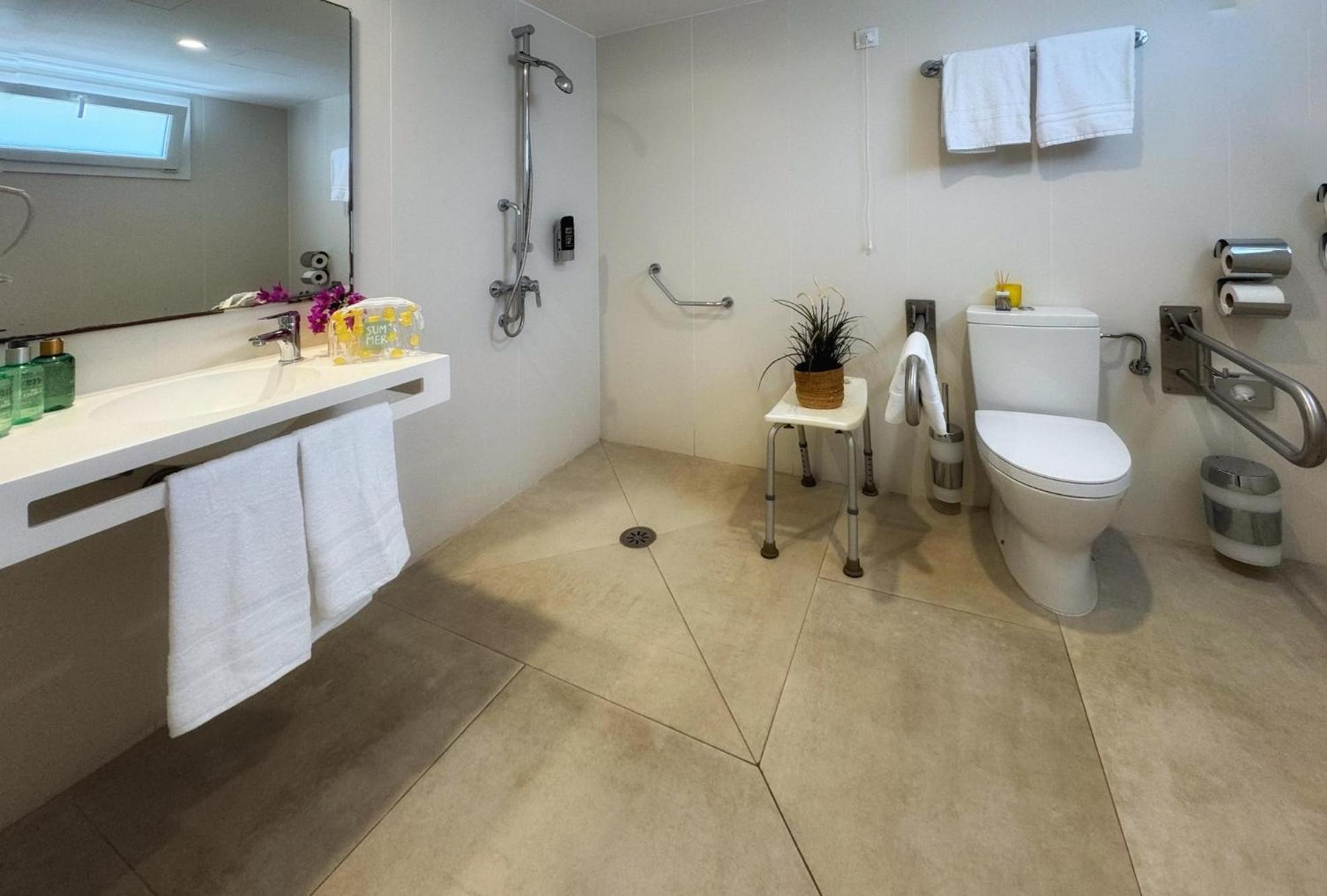 Chambre Double - Accessible aux Personnes à Mobilité Réduite