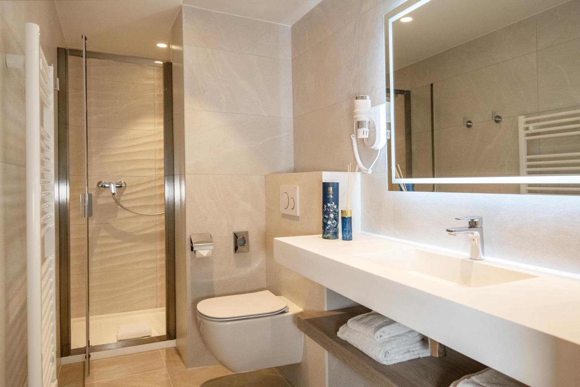 Deluxe King Studio,1639463691:JPEG