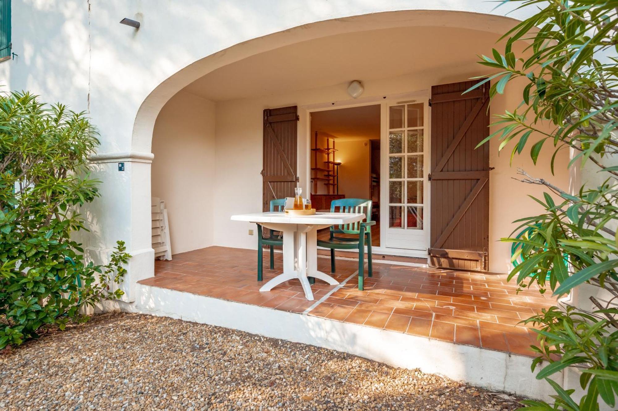 Studio (5 People),1649866168:JPEG