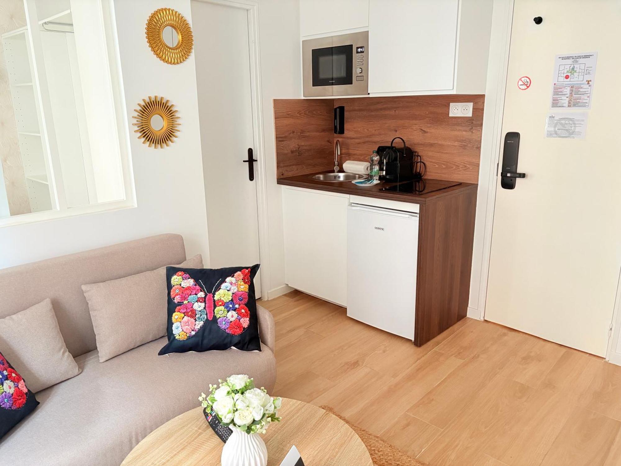 Deluxe One-Bedroom Apartment City View,1666934234:JPEG