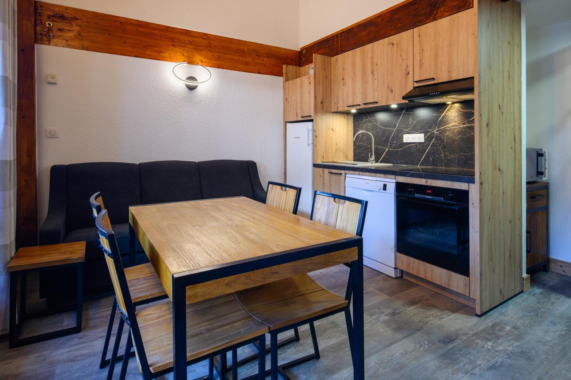 Apartment with Balcony,1742727338:JPEG