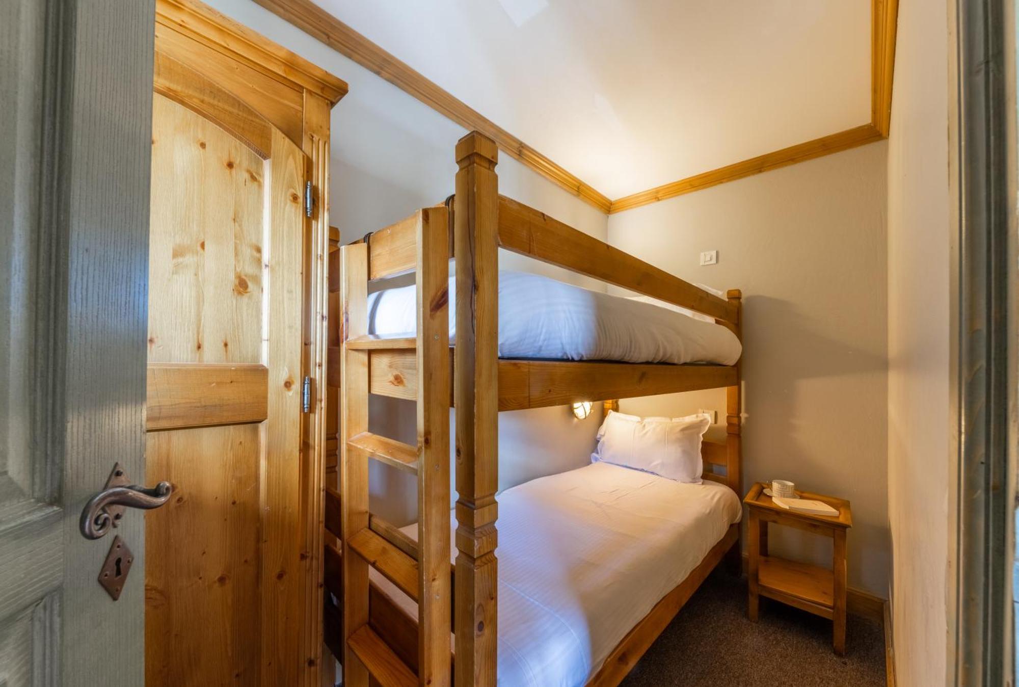 Two-Bedroom Apartment with Cabin,1758542090:JPEG