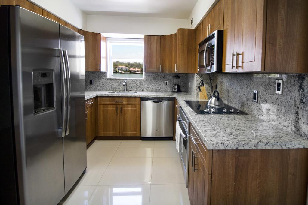 Suite d'Angle Principale avec 2 Chambres, 2 Salles de Bains et Cuisine - Vue sur Baie