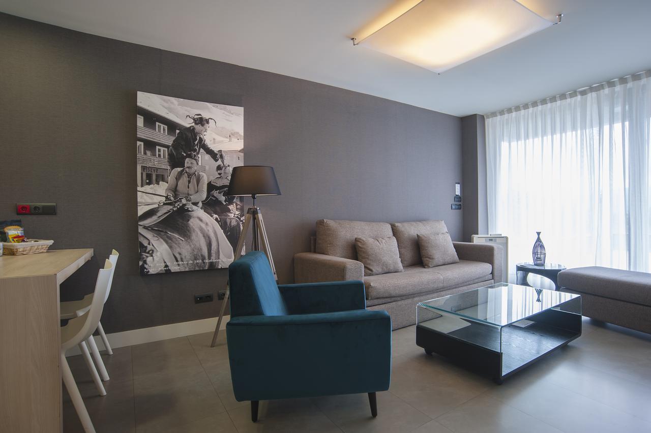One-Bedroom Apartment with Terrace,669807105:JPEG