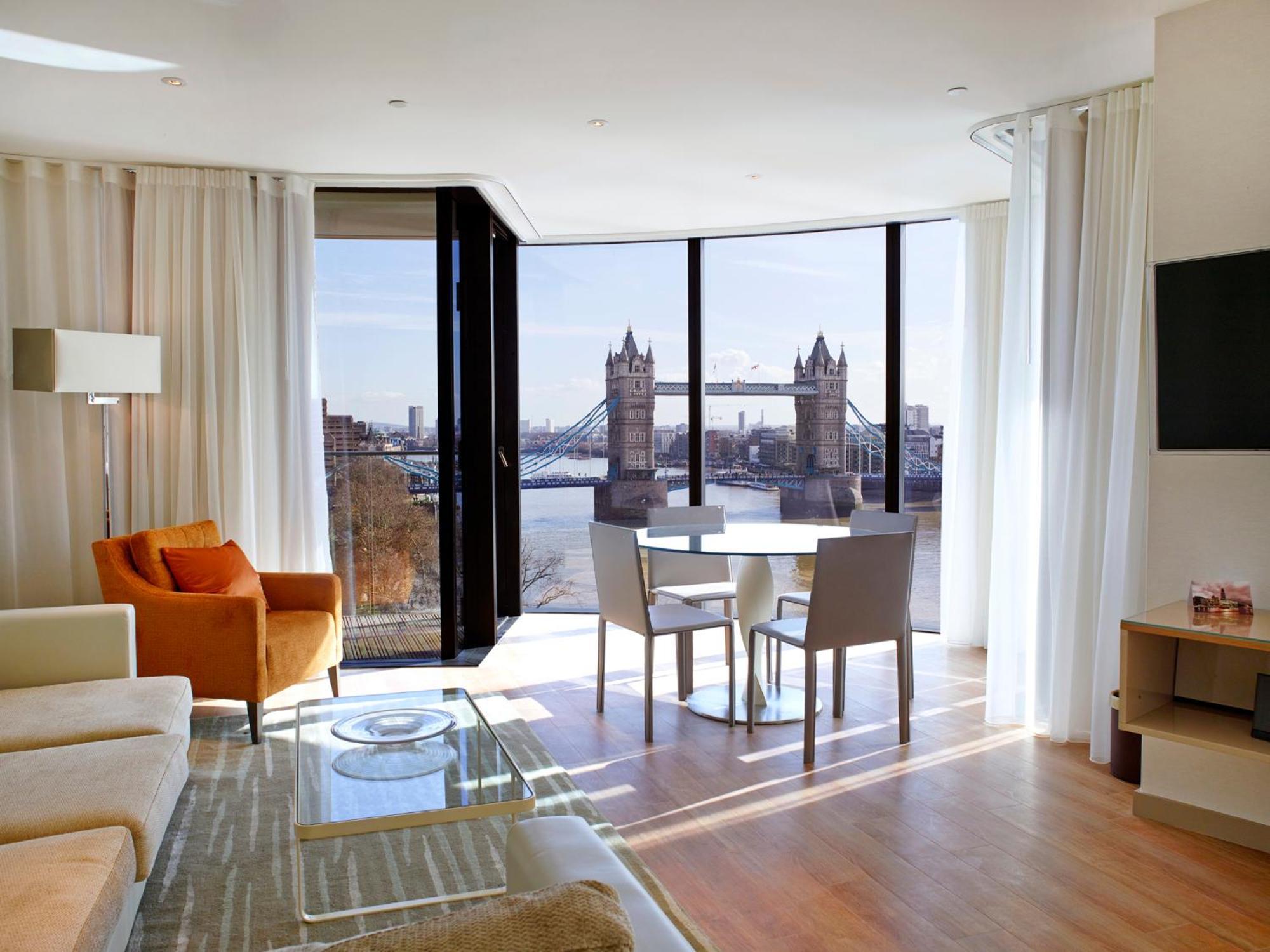 Deluxe Two-Bedroom Apartment with Riverview,679411428:JPEG