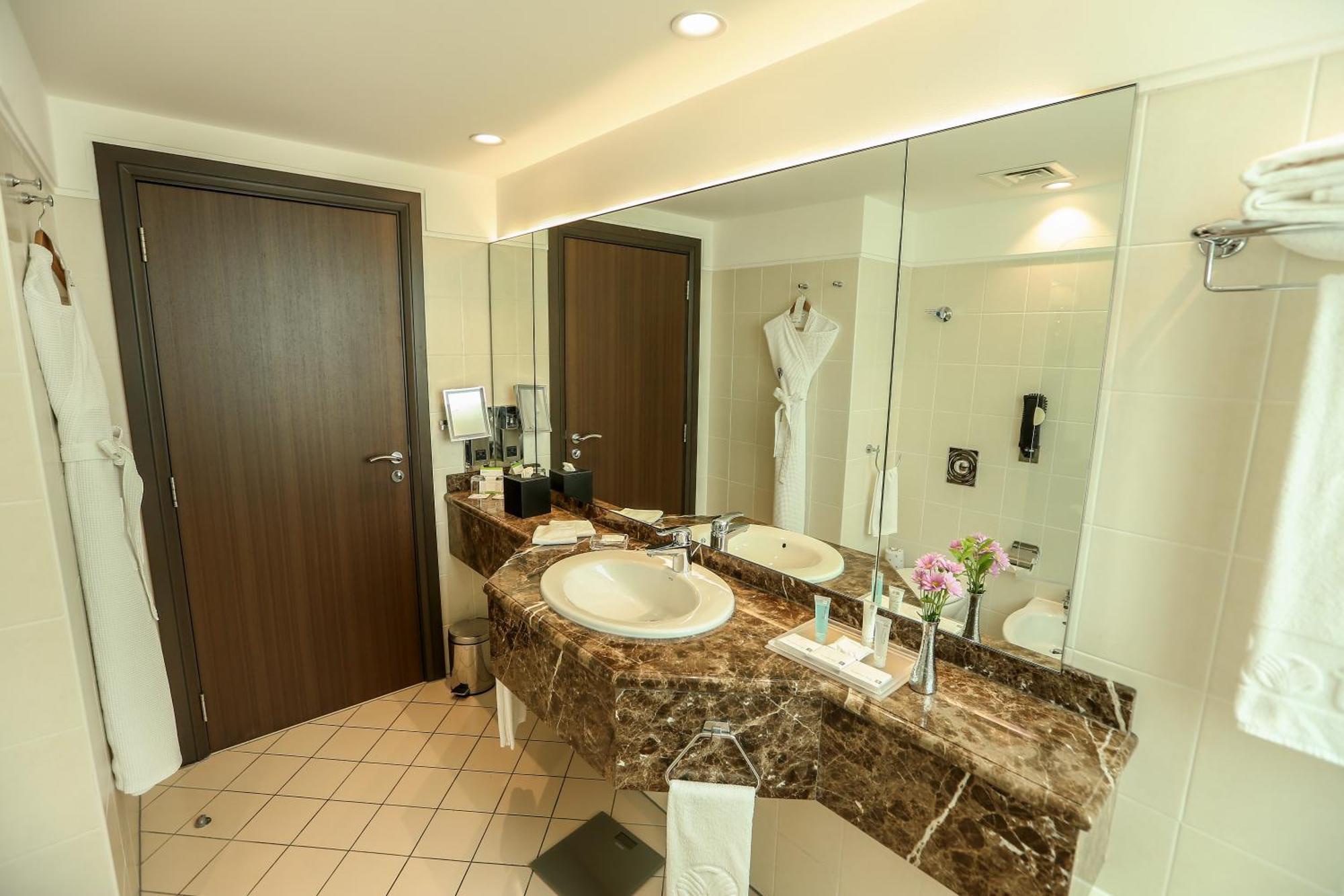 Spacious Studio with Kitchen,685239015:JPEG