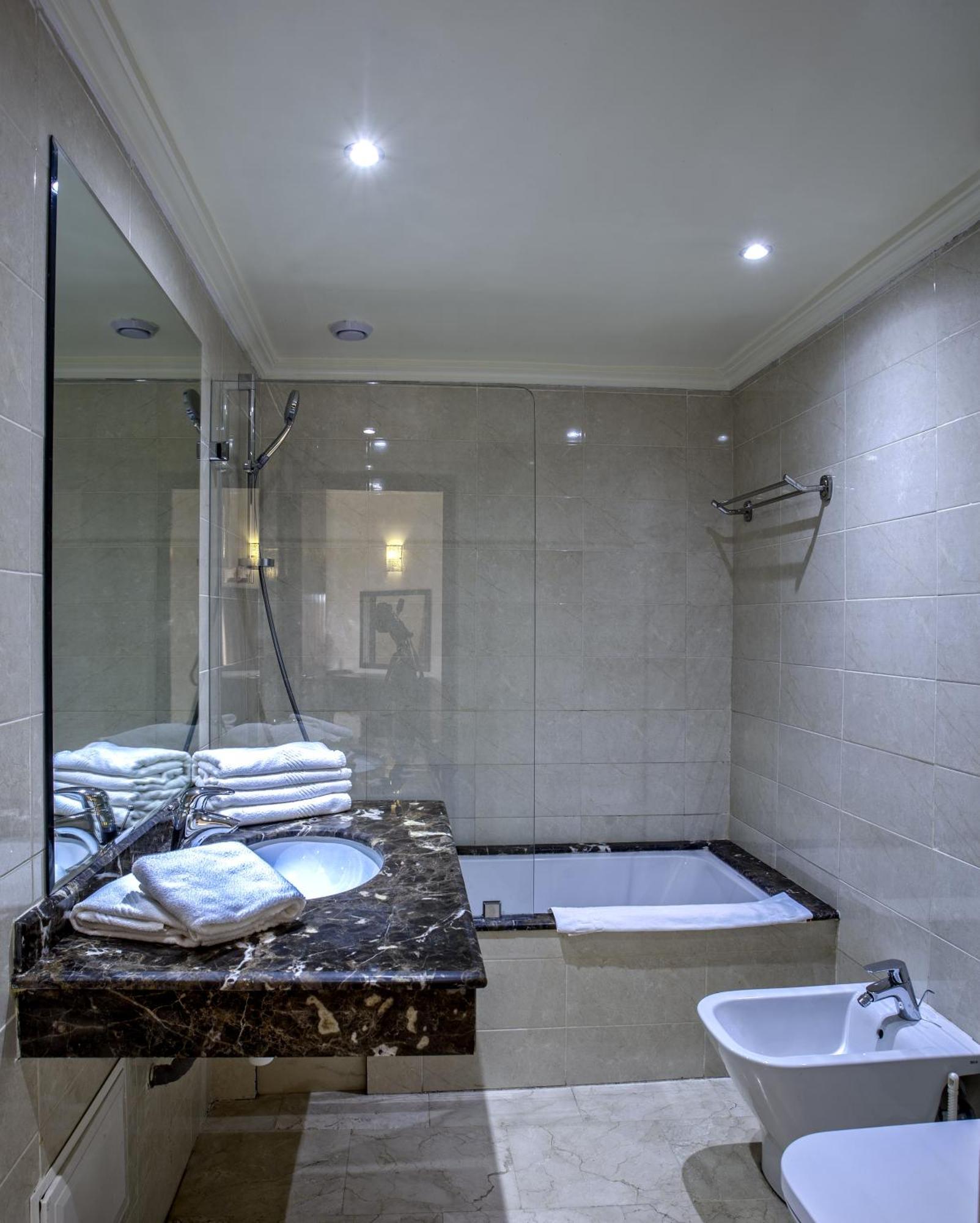 Senior Apartment with Pool View