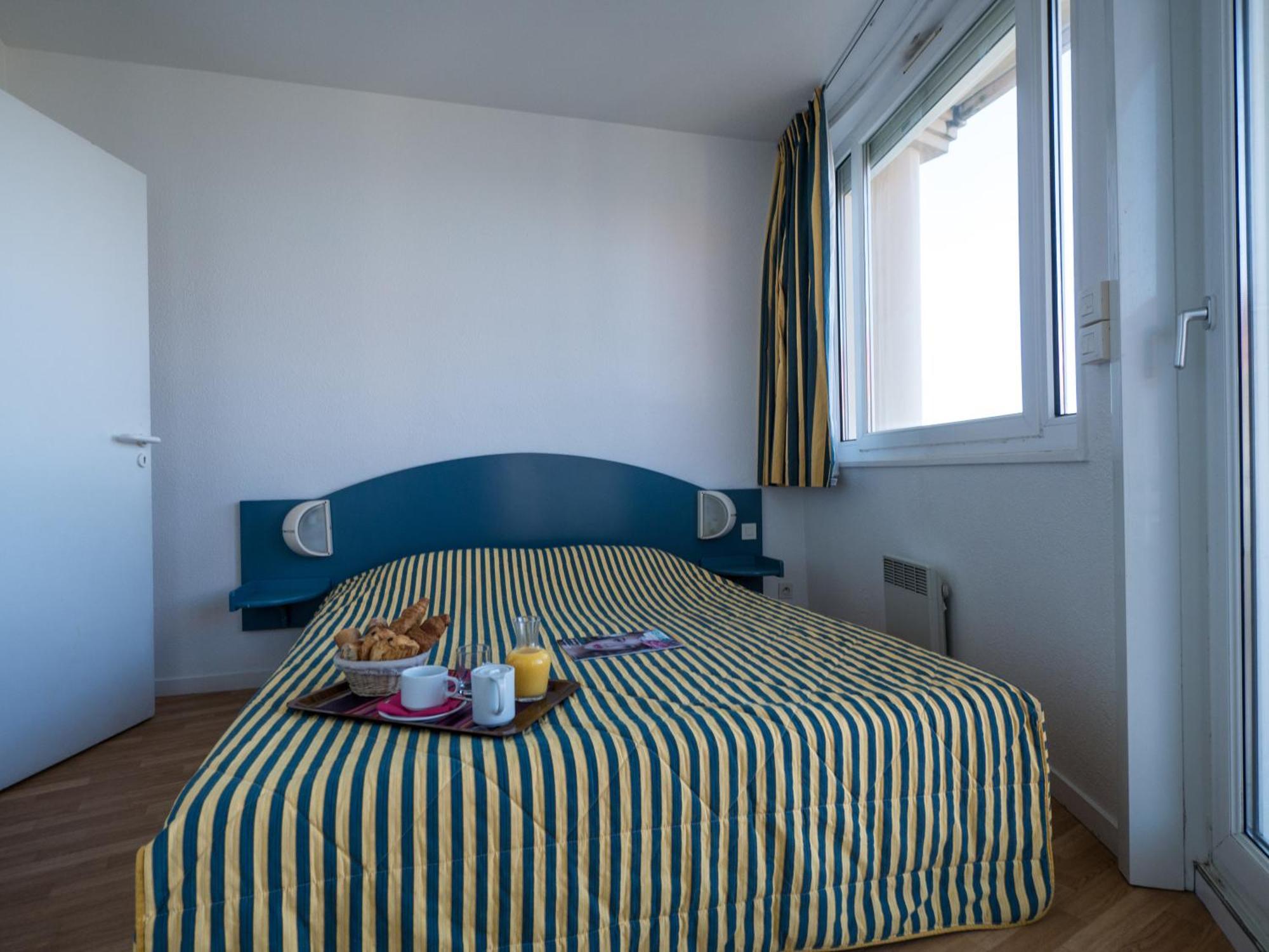 One-Bedroom Apartment (5 Adults),1215126292:JPEG