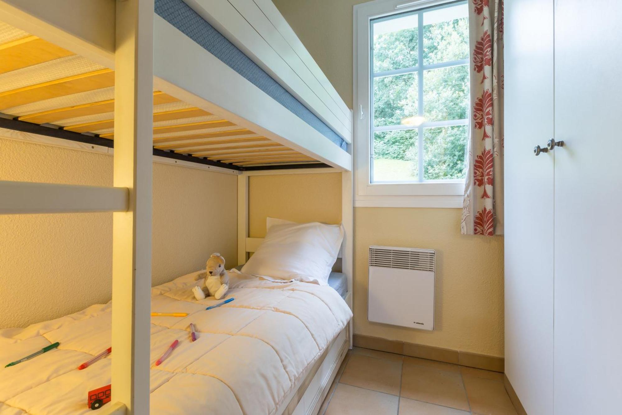 One-Bedroom Apartment with Sleeping Alcove and Terrace or Balcony (6 People),1279360498:JPEG