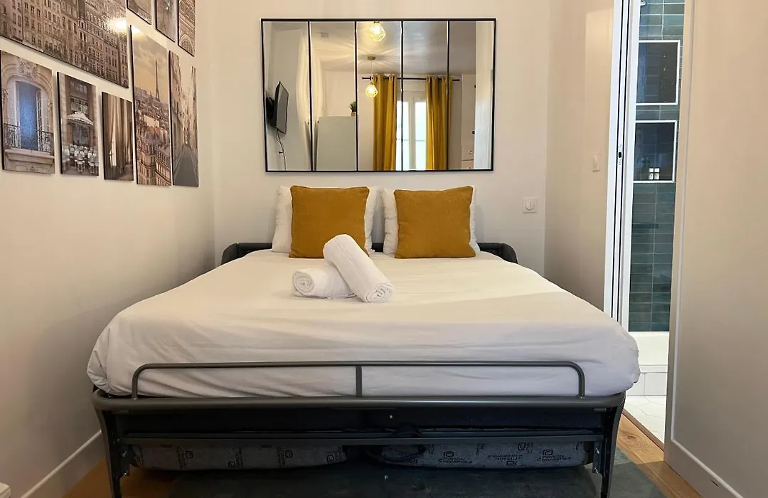 Tour Eiffel Apartment-1