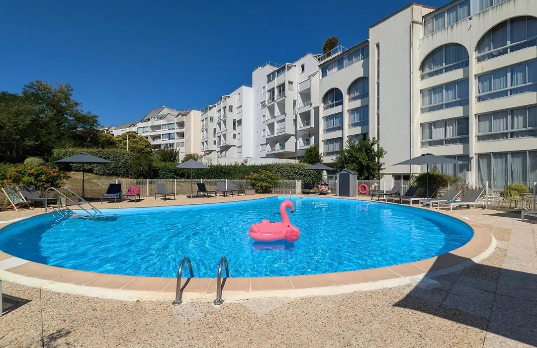 Résidence avec Piscine face au port 200m plage-1