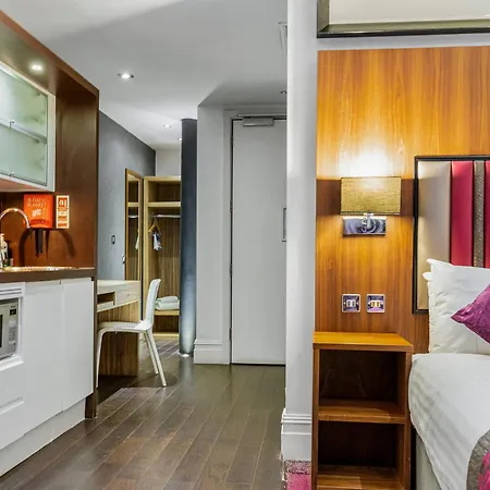 Roomzzz Manchester City-2