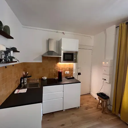 Tour Eiffel Apartment-2