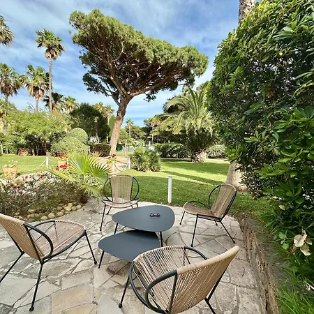 LA BADINE Appartement rénové Haut de game et Parc Prestations Premiumamme avec Climatisation Vue Pisc-2