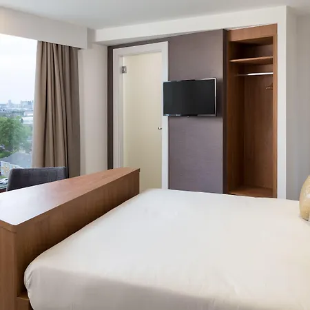 Roomzzz London Stratford-2