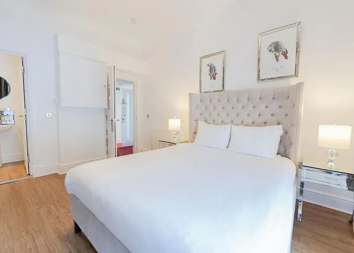 Edinburgh Castle Apartments