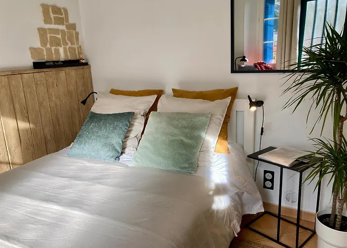AUX 4 LOGIS Appart-hotel - Studio Le City - Petit déjeuner inclus 1ère nuit Foix