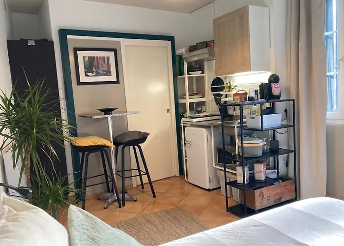 AUX 4 LOGIS Appart-hotel - Studio Le City - Petit déjeuner inclus 1ère nuit Foix